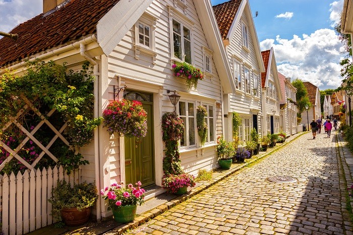 calle con casas de madera tradicionales en Stavanger