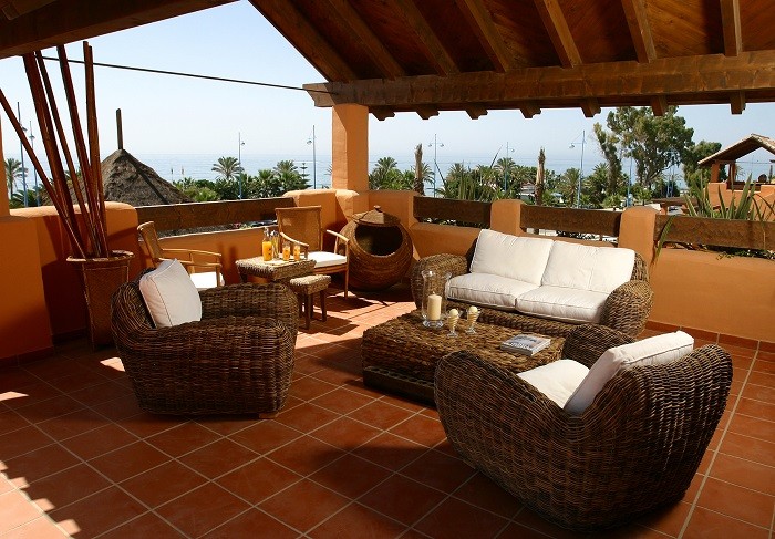 terraza exterior con sofás de ratán
