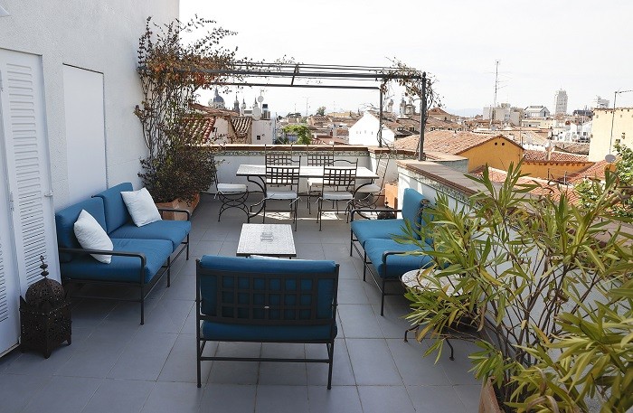 terraza con sofás azules