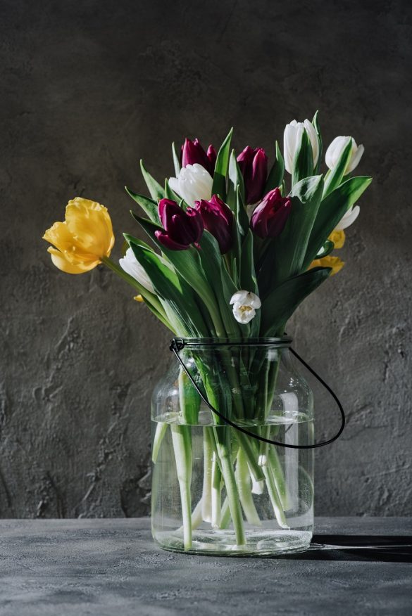 jarrón con flores tulipanes de colores