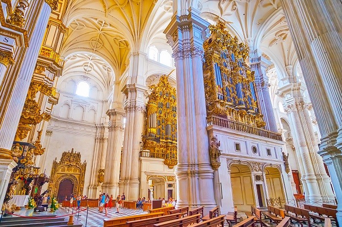 Interior-de-la-catedral-de-Granada