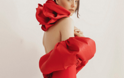 vestido rojo con mangas voluminosas