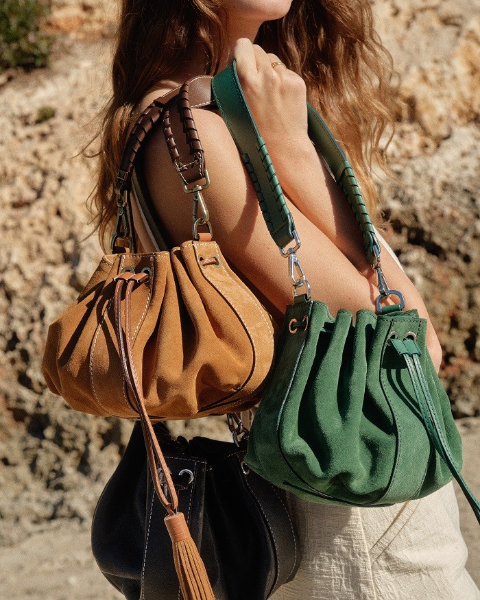 modelo con varios bolsos Dahlia en diferentes colores