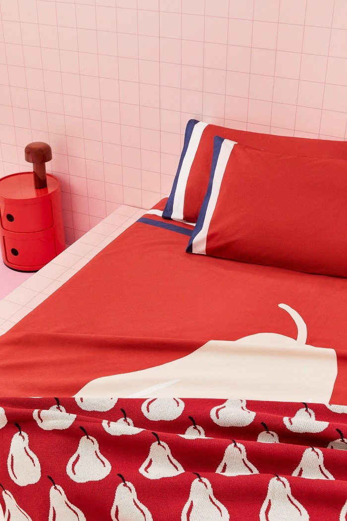 sábanas rojas con peras