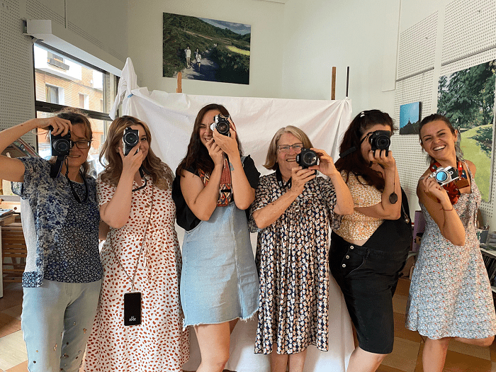 Grupo de chicas en un taller de fotografía