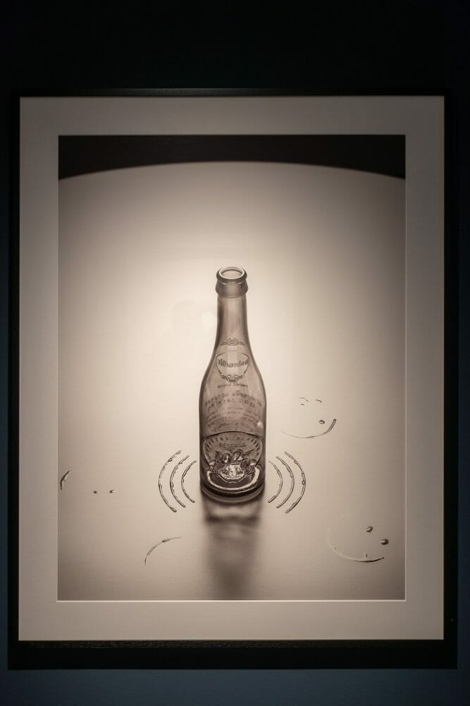 Fotografía de un botellín de Chema Madoz en exposición en Granada