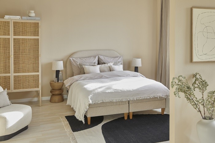 Dormitorio con un estilo moderno raw con una planta decorativa