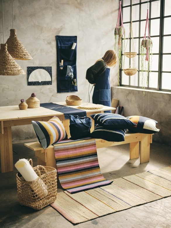 Espacio con artículos de la nueva colección de Ikea MAVINN y chica con delantal vaquero