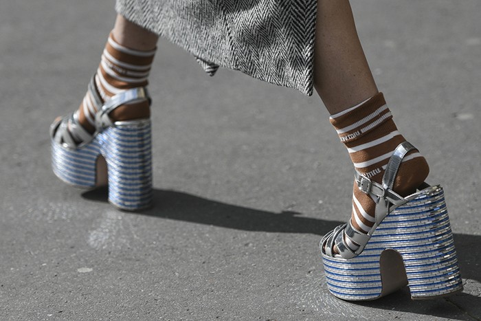 tendencias calzado verano 2023 sandalias plataforma plateadas
