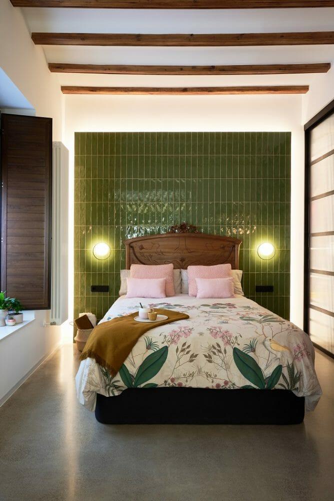 Dormitorio principal con paredes verde oliva de un estudio reformado