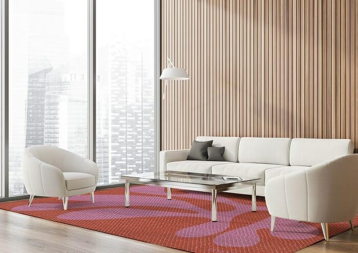 Salón con un sofá y una alfombra de vinilo colorida
