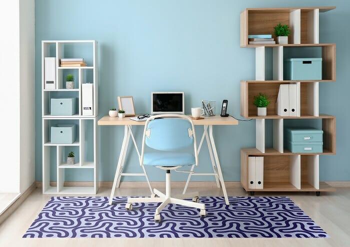 Habitación con escritorio y silla con una alfombra de vinilo