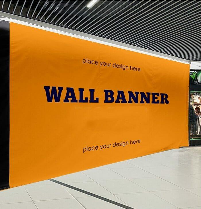 Gran lona naranja con anuncio en una pared