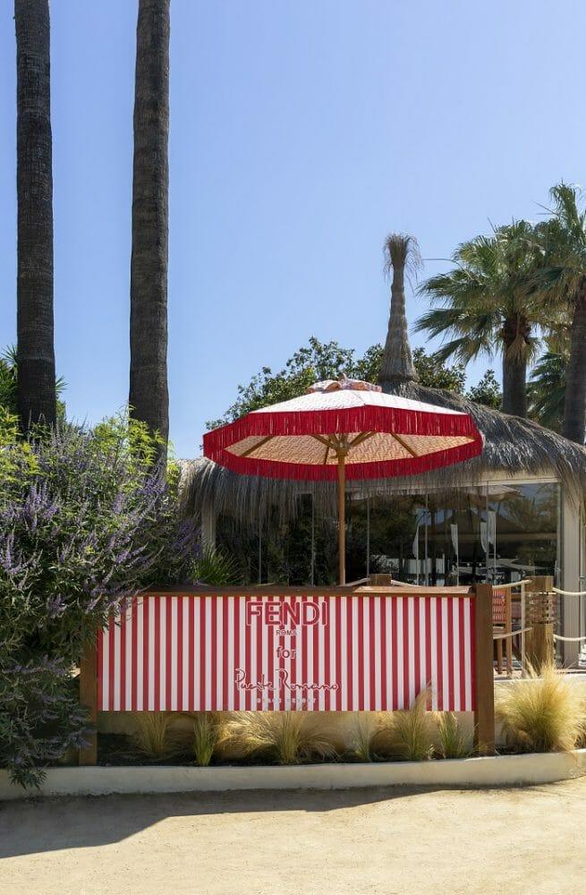 Sombrilla de rayas rojas y blancas del club de playa del Puente Romano Beach Resort