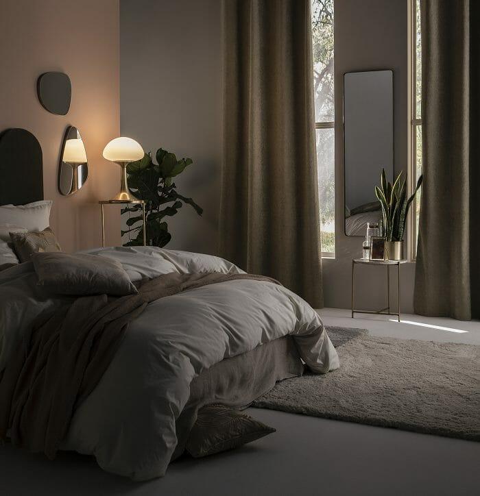Dormitorio de noche con cortinas Inspire de Leroy Merlin