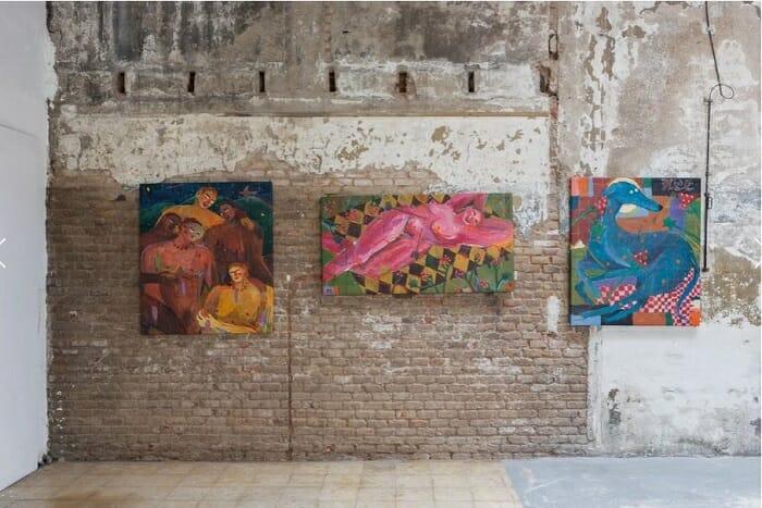Tres cuadros abstractos en pared de la exposición de la Galería Casa Estudio Granados