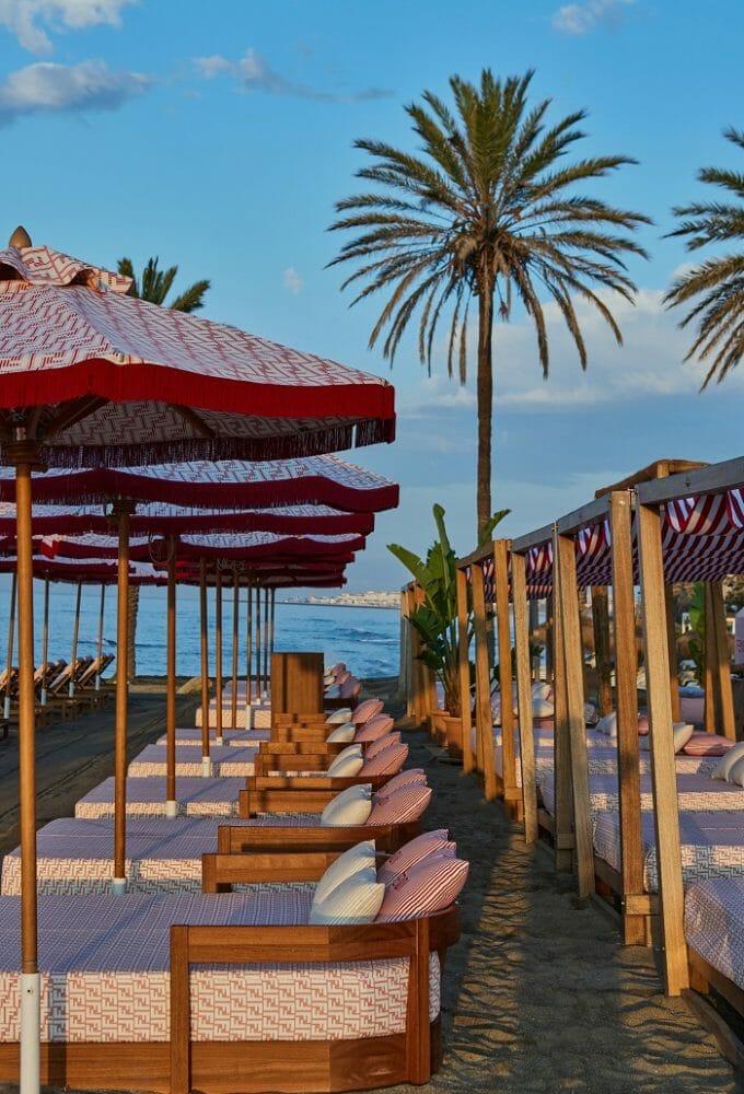 camas y sombrillas del Club Beach del Puente Romano Beach Resort de Marbella