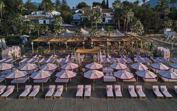Vista del club de playa del Puente Romano Beach Resort en Marbella