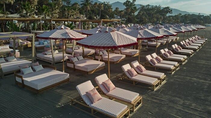Vista de hamacas con sombrillas del Beach Club del Puente Romano Beach Resort en Marbella