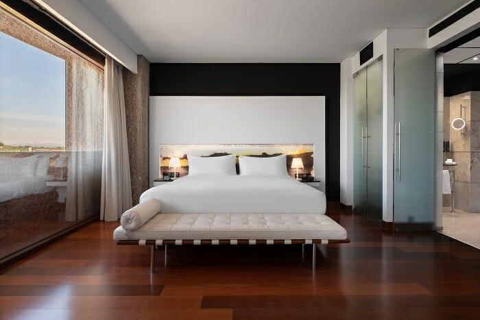 Interior de un dormitorio con terraza del Hotel Hilton Madrid Airport
