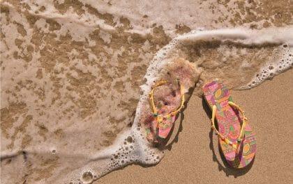 Calzado Havaianas de colores en la playa