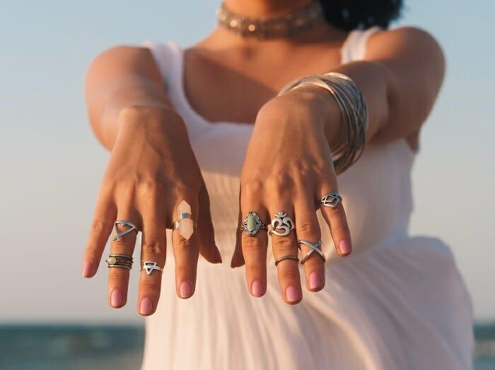 Manos de una mujer con muchos anillos en sus dedos