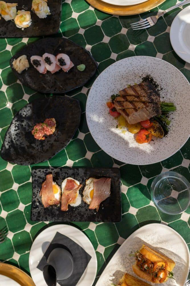 Diferentes platos encima de la mesa del restaurante Trocadero en Tarifa