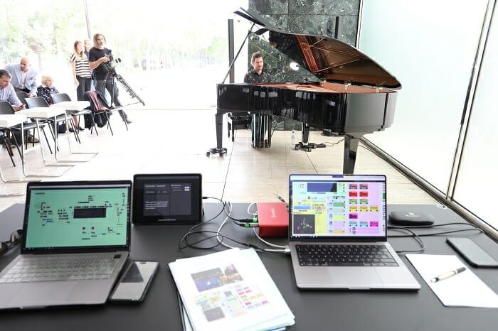 portátil con inteligencia artificial para tocar junto a un piano en SonarMies
