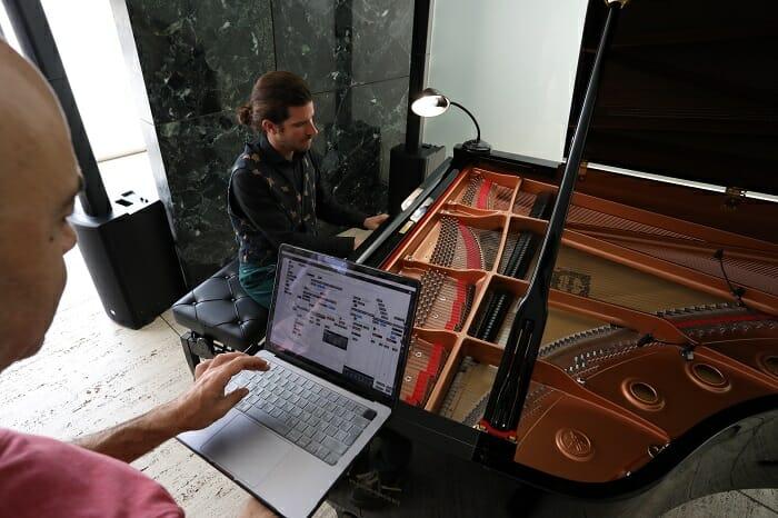 Pianista tocando con un portátil con inteligencia artificial en SonarMies