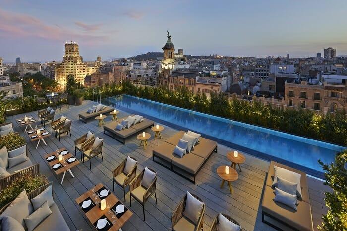 Vista panorámica de la terraza de Mandarín Oriental en Barcelona con vistas a la ciudad