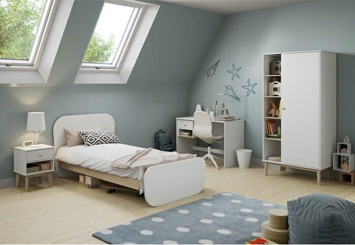 Dormitorio juvenil con cama, mesilla y armario blancos