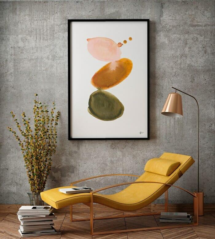 rincón de lectura con sofá con lámpara y cuadro abstracto de decoración en la pared