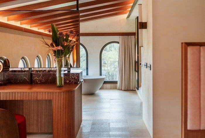 cuarto de baño con bañera en Gran Hotel Mas d´en Bruno