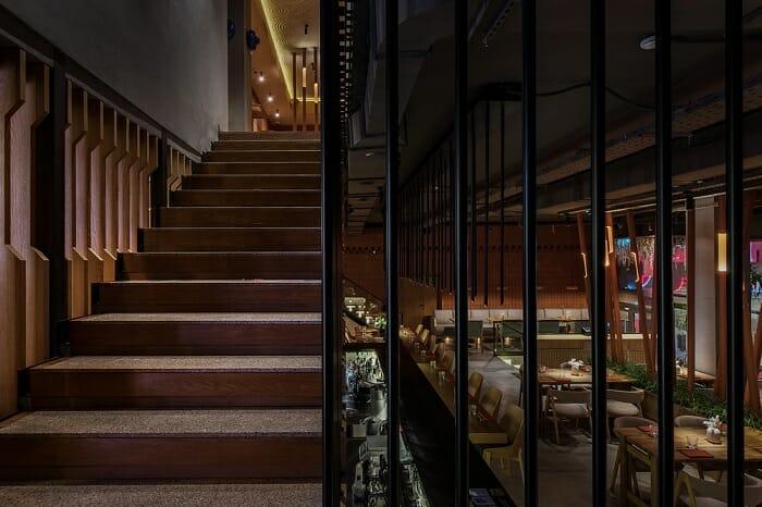 escaleras del restaurante Tanuki