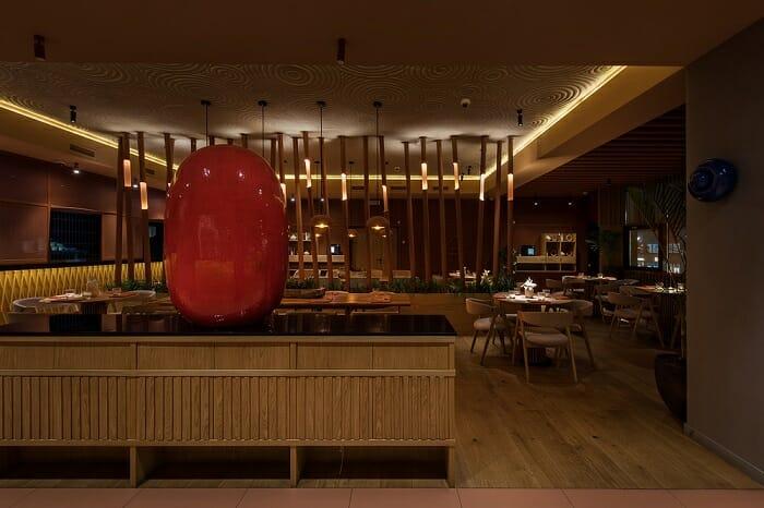 Restaurante Tanuki con formas de huevo rojo de decoración japonesa