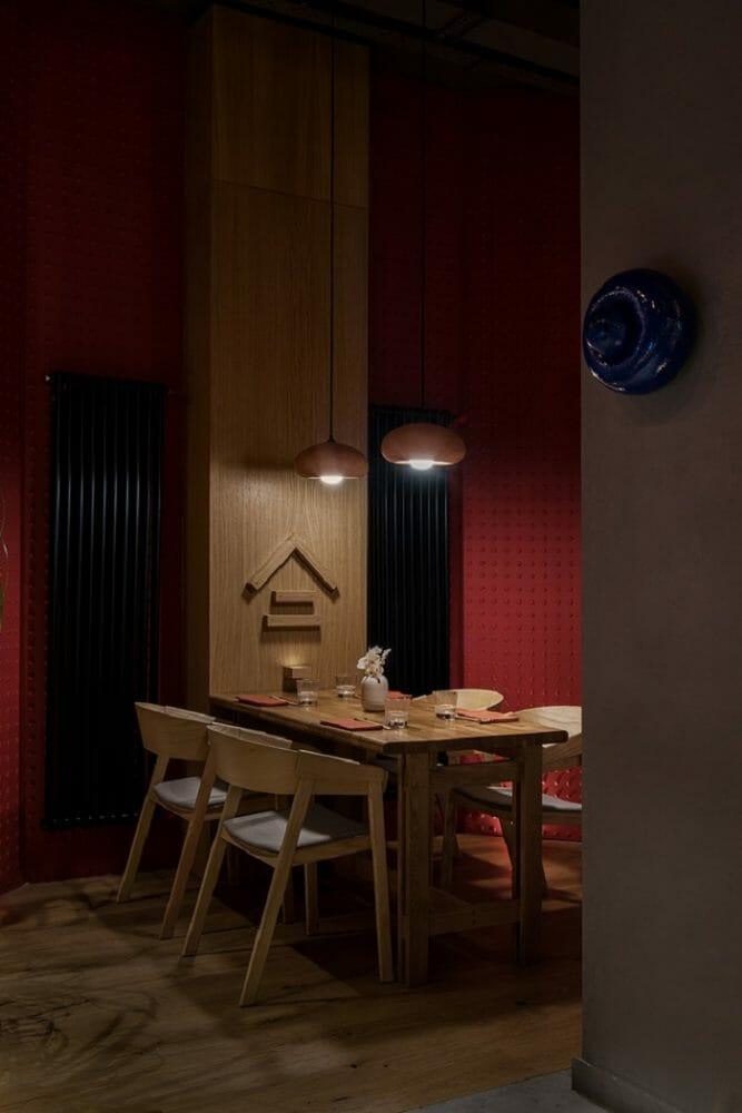 mesa con pared roja y madera restaurante Tanuki