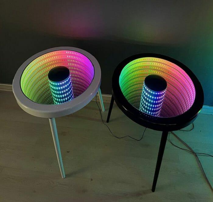 Mesas modernas de metacrilato con luces en su interior