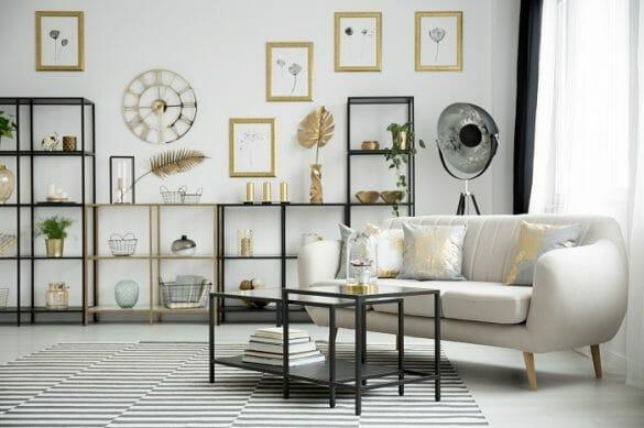 interior de un salón con sofá blanco y librería decorada con objetos