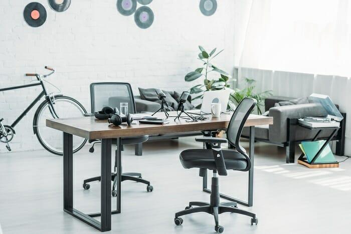 espacio de trabajo con mesa y silla de escritorio ergonómica