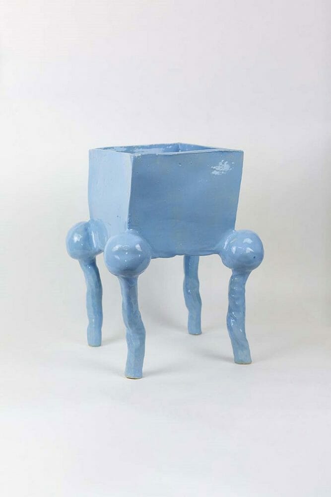 Escultura de una silla en color azul de la Feria CAN Art