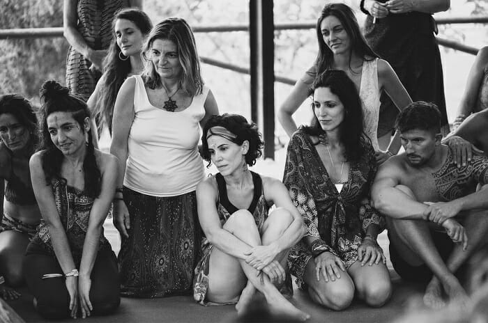 Foto en blanco y negro de un grupo de mujeres en el Festival Luz del Sur 2023 en Cádiz