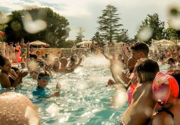 Gente joven en la piscina del festival Slap en Zaragoza