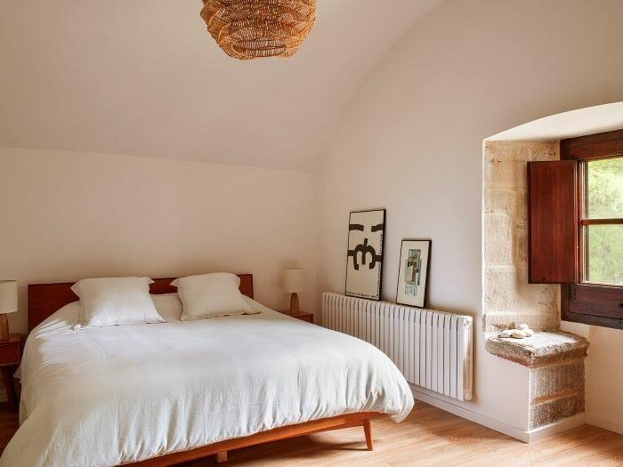 Interior de un dormitorio alojamiento Airbnb