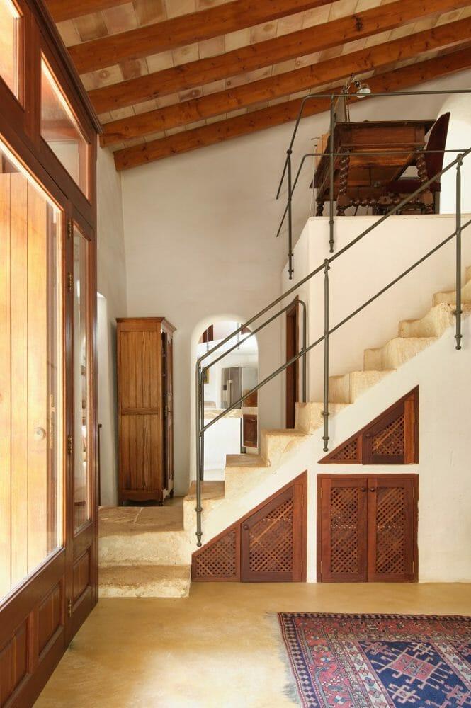 Escalera de una casa rural antigua restaurada por Raquel Chamorro en Mallorca