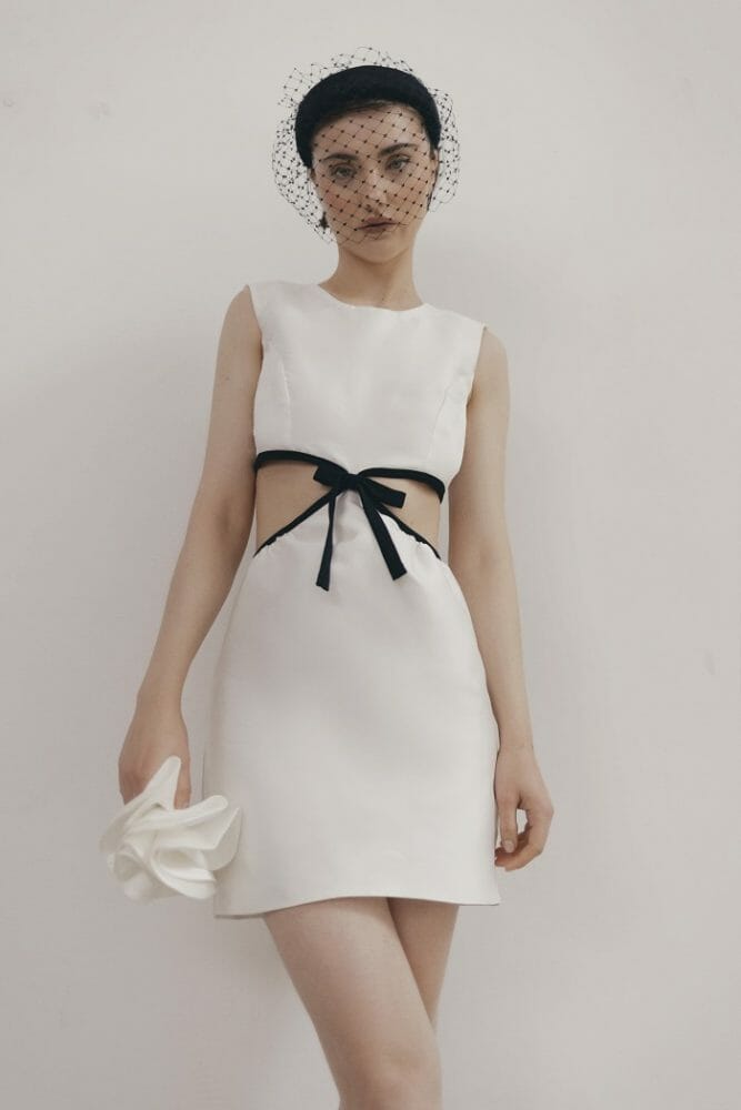 Modelo con un vestido blanco tendencia 2023 de la marca Koahari