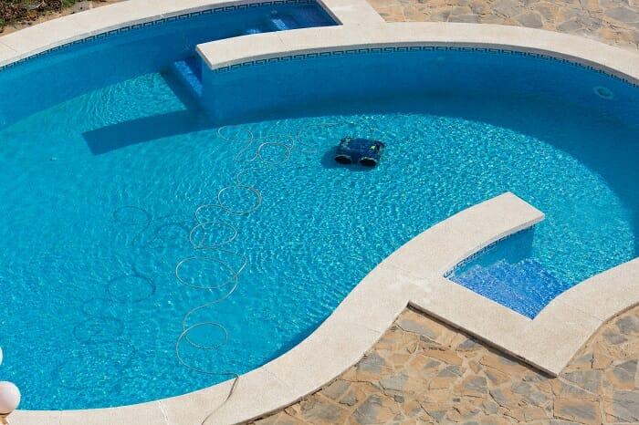 Limpiafondos automático en el interior de una piscina