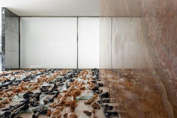 Interior de Mies van der rohe con bolsas de plástico de colores
