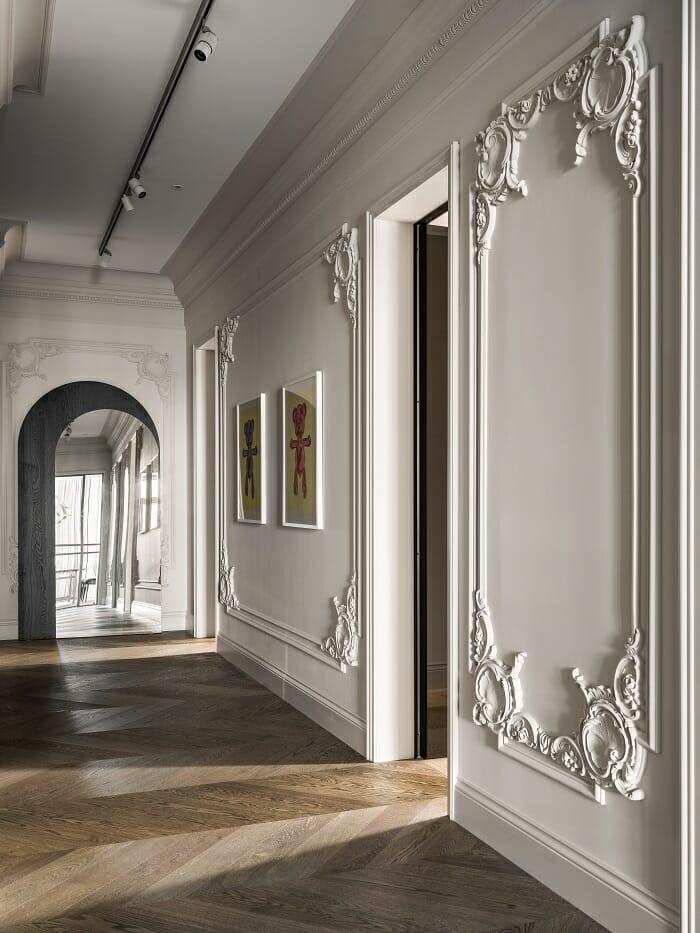 Pasillo de un piso con diseño clásico con decoración en las paredes en relive