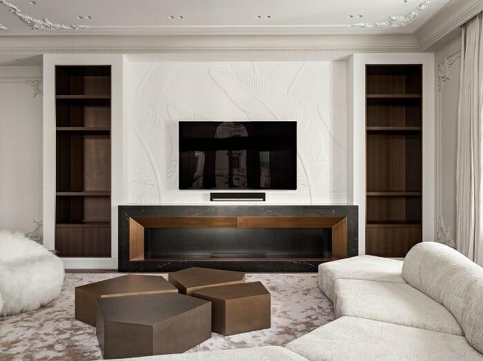 Salón con televisión plana colgada en la pared y debajo un mueble, diseño clásico de un proyecto de interiorismo y decoración