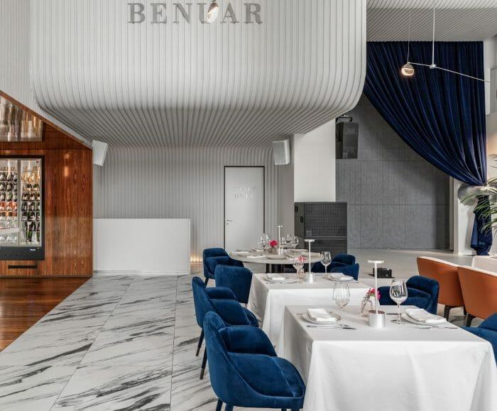 Entrada al Restaurante de lujo BENUAR con mesas y sillas en color azul
